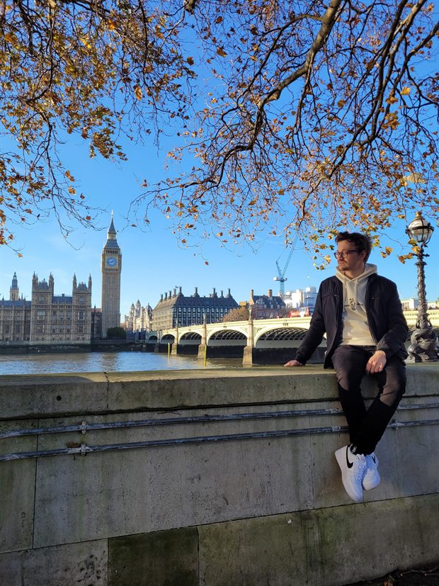Danton Leal em Londres, às margens do Rio Tâmisa